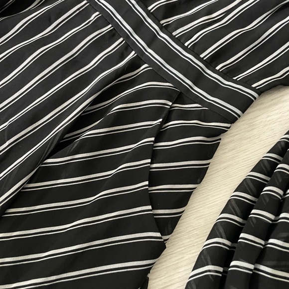 Black and white striped Bebe dress - Picture 3 of 4